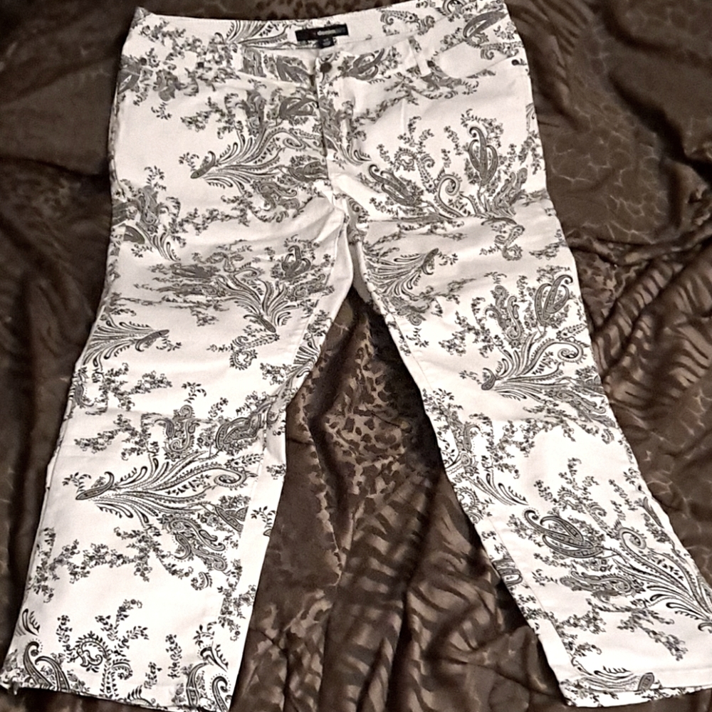 Jeans in paisley floral print